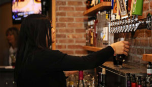 lady_pouring beers on tap